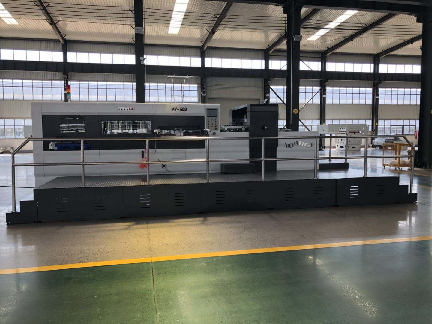 Роторная рифленая коробка 24.5KW умирает автомат для резки для коробок