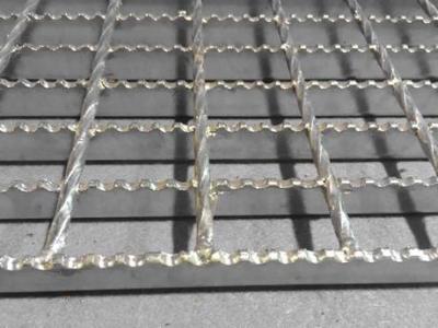 Q235 ASTM A36 25X5mm 30X3mm 30X5mm 40X5mm Gi Steel Serrated Grating Mesh for Drainage Factory Price