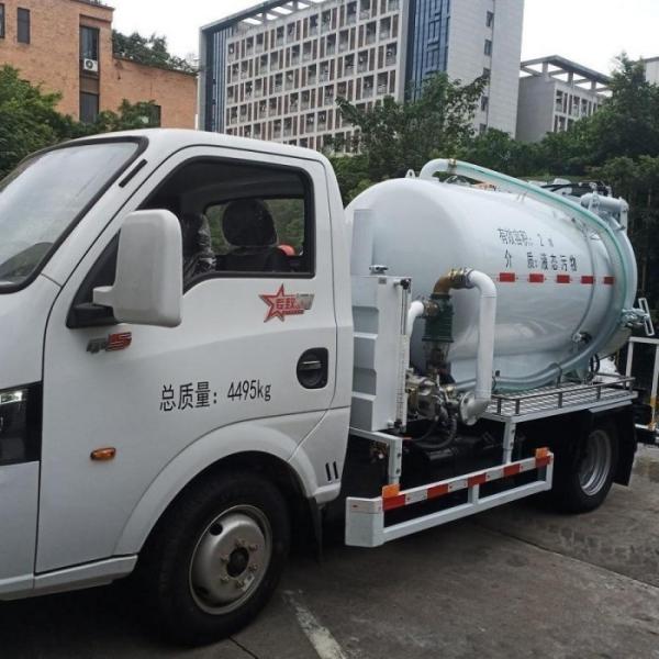 2m3 2000L 4.5tons Diesel Sewage Suction Truck High Performance For Urban Streets