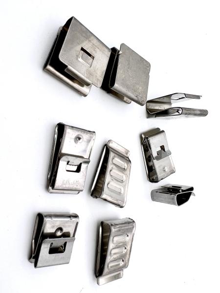 Clampada de cable de acero inoxidable    resistente a la corrosión y los rayos UV, solución de sujeción duradera para cableado eléctrico, solar e industrial, instalación segura y fácil, disponible en varios tamaños