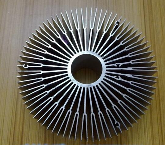 Подгонянные штранг-прессования Хеацинк размера алюминиевые с прогрессивным умирают штемпелюя алюминиевые ребра