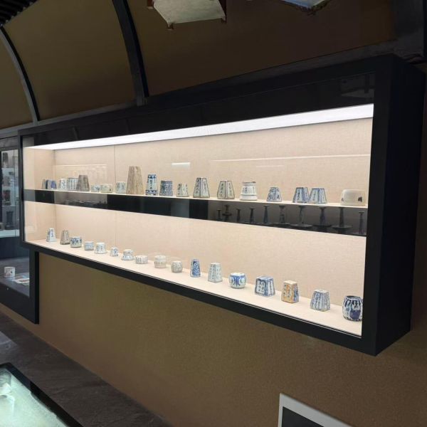 Custom Hanging Wall Mounted Display Cabinet Modern Style with Powder Coating Finish