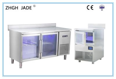 Anúncio publicitário sob o refrigerador do banco, equipamento 220V 50Hz da cozinha do restaurante