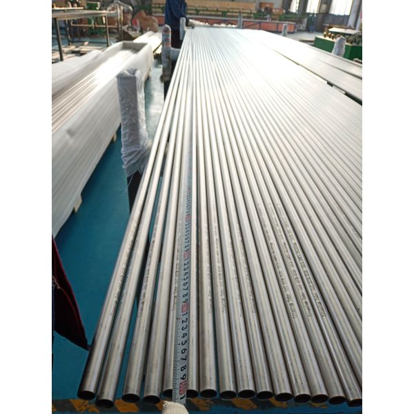 Seamless titanium pipe
