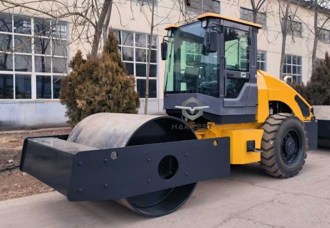 8-тонный однобарабанный вибрационный дорожный каток LTS208H с двигателем Cummins 75 кВт на продажу