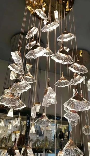 Lustre en cristal de luxe en forme de ventilateur, haut plafond, longue échelle, lustre pour la décoration familiale d'hôtels.