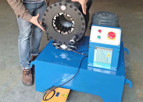 Máquina de friso E180 da mangueira de borracha de alta pressão com estrutura inovativa