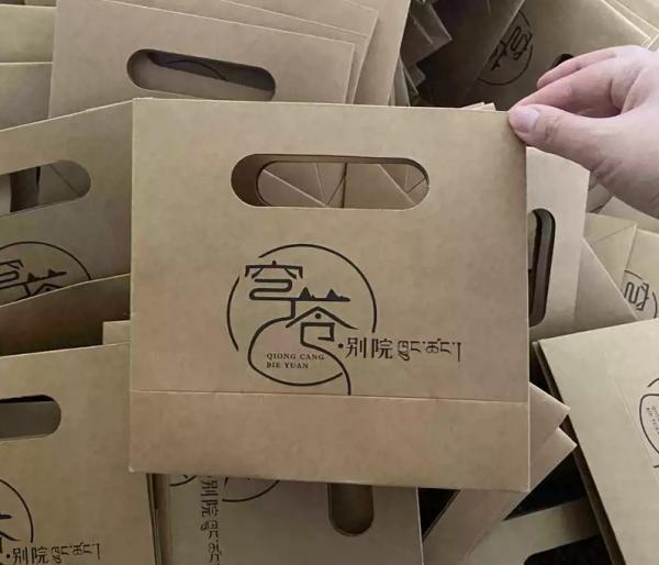 Sac en papier kraft de haute qualité trou épaissi sac cadeau spécial sac à main sac cadeau carré emballage sac cadeau stockage logo personnalisé