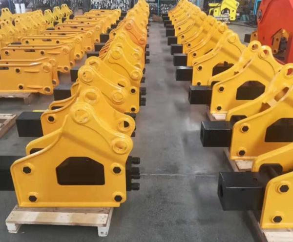 600 Bpm Excavator C-A-T Hydraulic Hammer Demolishing Concrete Structures