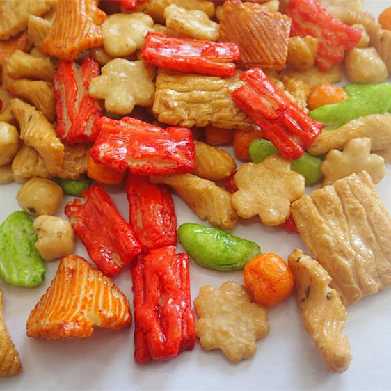 Здоровые прямоугольные японские рисовые крекеры: богатые вкусом, низкие в жире