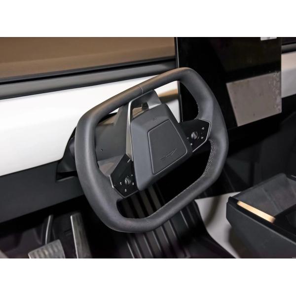 Camión eléctrico Tesla Cyber Off-Road de plata con cuerpo de acero y velocidad máxima de 180 Km / h