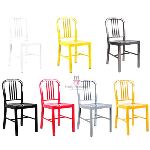 Стулья алюминиевого металла табуретки военно-морского флота Эмеко на открытом воздухе обедая с лоснистой изогнутой задней частью