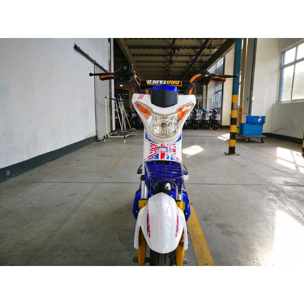 Электрического молодые люди самоката велосипеда мопеда самоката велосипеда/е