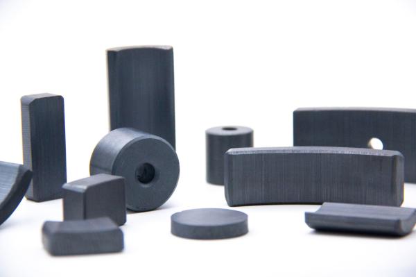 Ferrite magnétique permanent sintré à haute coercivité pour moteur à onduleur W5018F
