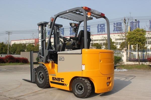 Adjustable Cab Location Four Wheel Electric Forklift 2000kg With 500mm Load Center