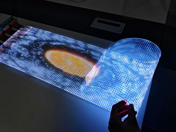 Écran d'affichage à film transparent LED HD P6 intérieur DC5V pour la publicité dans les centres commerciaux