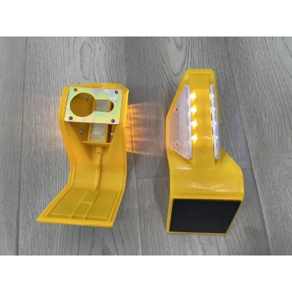 New Design Highway Guardrail LED Light Flashing Steady Reflector Solar Trapezoid Delineator