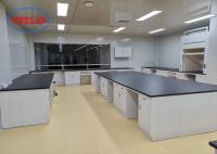 Casework laboratorial cinza-branco com balcão de resina fenólica preta no laboratório da faculdade