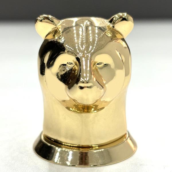 Une élégante casquette de parfum Zamak avec finition miroir.