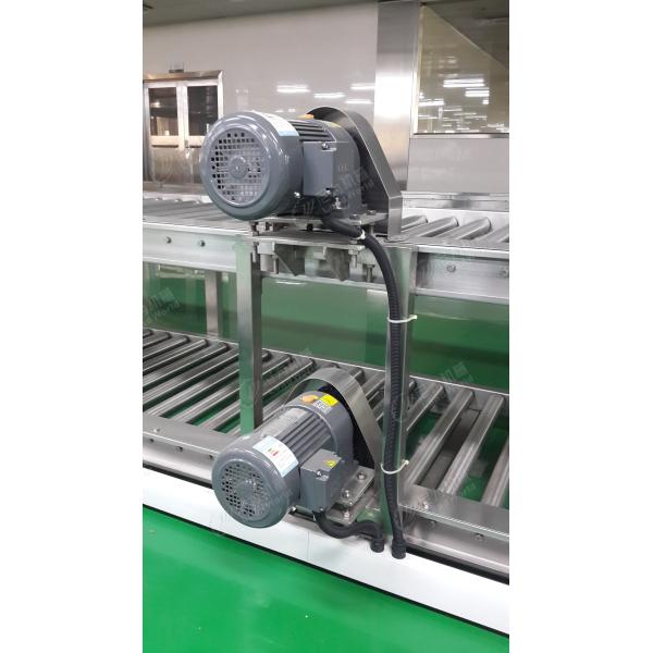 Инженер рисует стальные конечные колпачки ремни конвейерная система для упаковочной линии