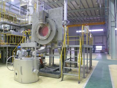 Fornalha de derretimento do aquecimento industrial do NG 930KG e guardando de alumínio que inclina o derramamento