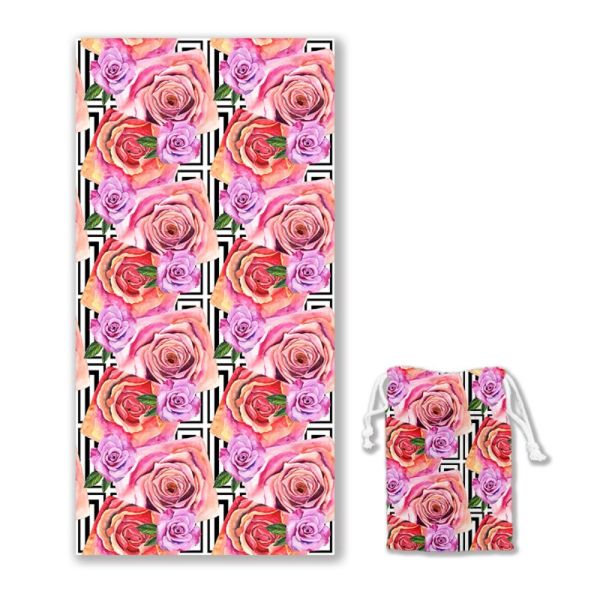 Une serviette de plage personnalisée avec un sac à dos à corde imprimé en microfibre