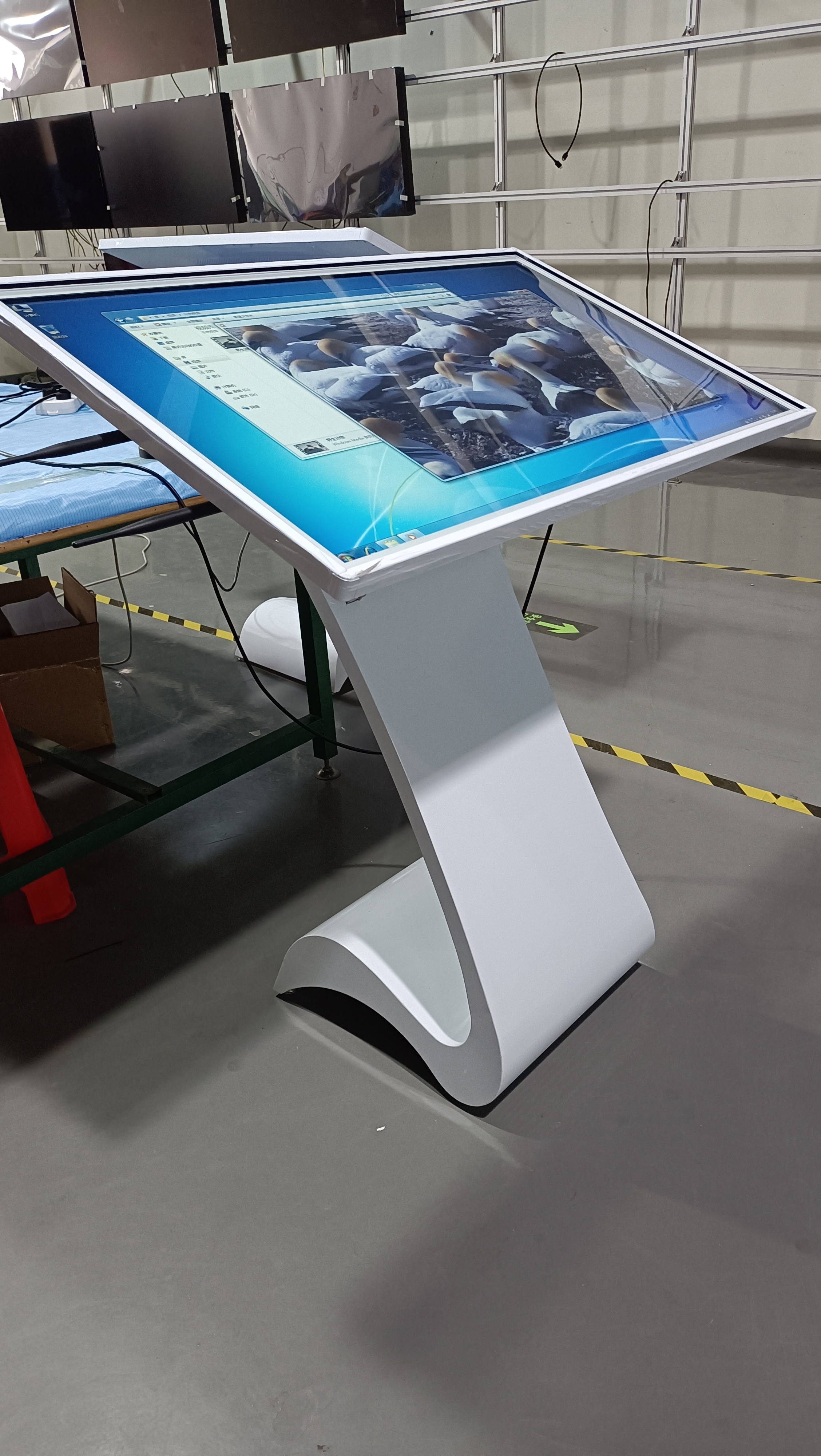 Multi пункты касаются взаимодействующему киоску Signage цифров с временем на ответ 6ms