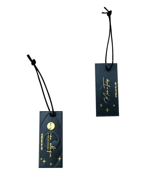 As etiquetas impressas feitas sob encomenda da roupa forram a folha de ouro de revestimento UV dos Hangtags que carimba o logotipo