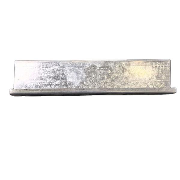 Composants de grille en T de plafond blancs, montants métalliques et rails dans un design moderne pour une solution de système de plafond suspendu décoratif