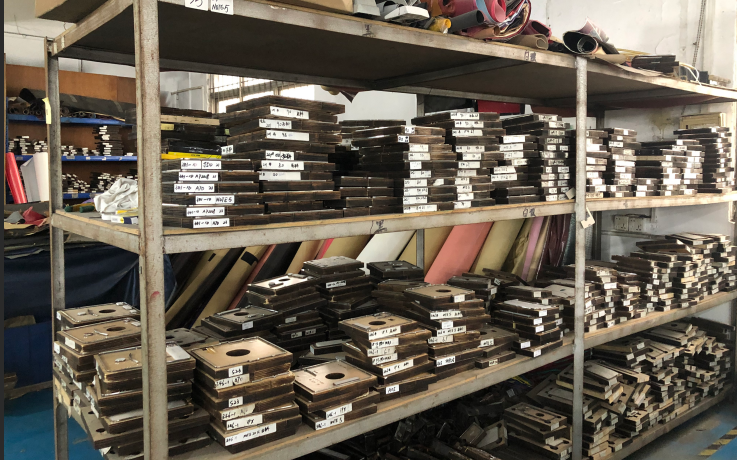 Compact Magnetic Card Wallet Foldable for Streaming Video Calls