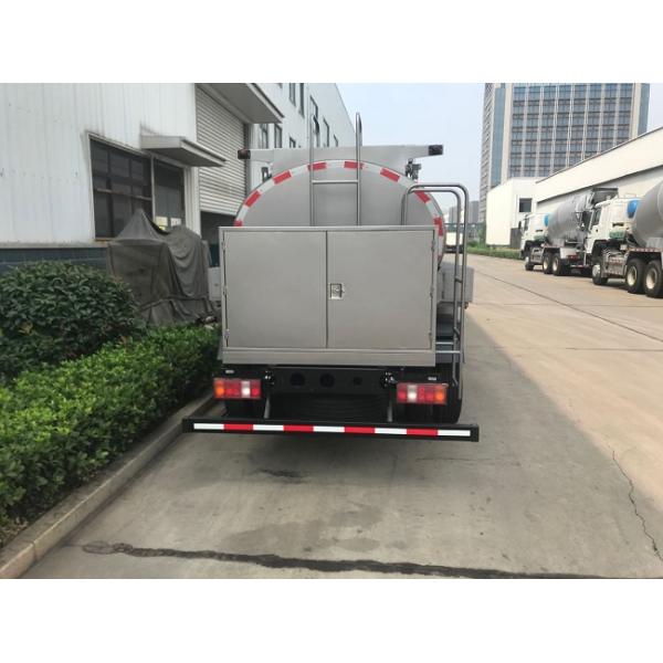 SINOTRUK HOWO 4x2 5000 литров дозаправляя автоцистерну с распределителем масла насоса