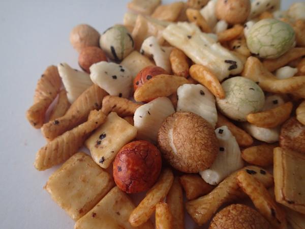 Os petiscos saudáveis da grão do alimento por atacado japonês misturaram o petisco de Cracker&Peanuts do arroz