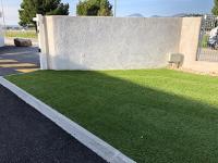 Rollo de alfombra verde al aire libre falso de hierba sintética de tenis artificial SGS