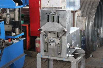 O rolo manual do cotovelo que forma a máquina para para baixo jorra/conduz para baixo/tubulação da chuva