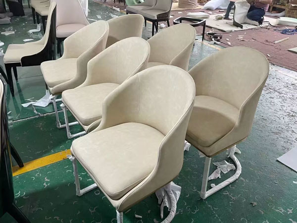 Pierna de acero inoxidable de cena de cuero beige amistosa del marco metálico del oro de lujo de la silla de Eco