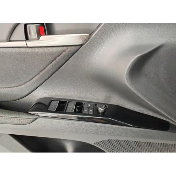 Medium Size Vehicles in Daytime Light LED 10 Automatic Transmission Leather Dark