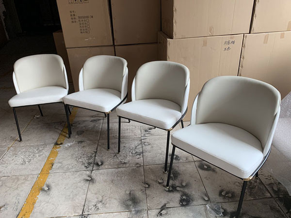 Обитая рамка металла обедая стулья утюжит дизайн 530x590x830mm ног итальянский