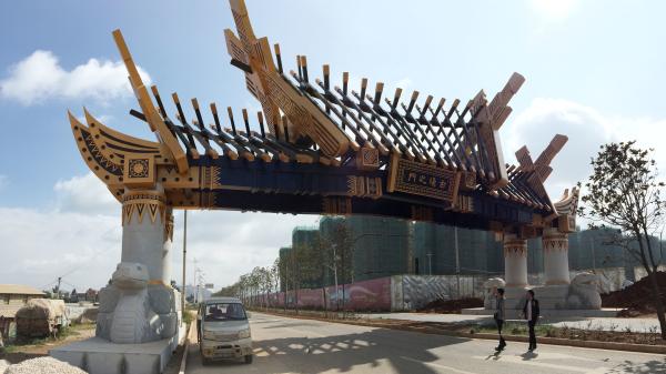 Grande escultura exterior da cor dourada um comprimento de 50 medidores para a decoração da cidade