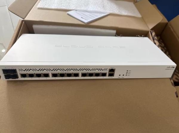 4 Antenne CCR2116-12G-4S Cloud Core Router Vitesse 2167 Mbps pour les applications haut débit et les pare-feu prêts à être expédiés