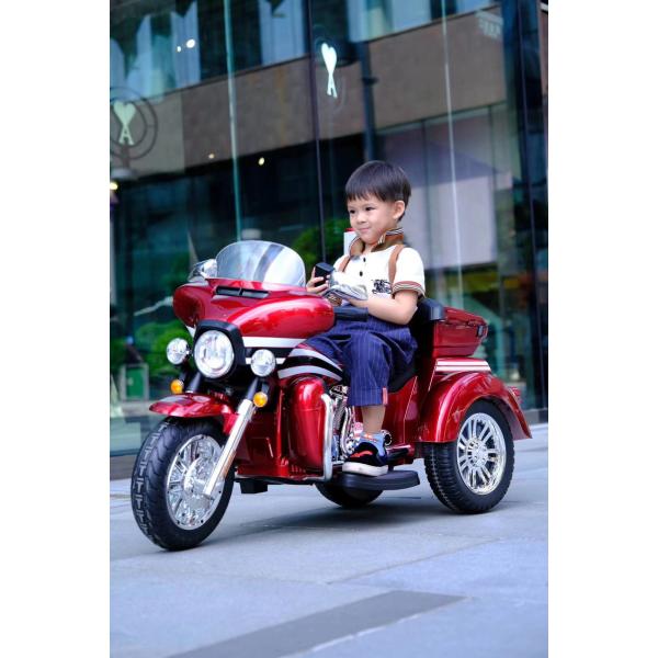 Дети едут на мотоцикле с моделью в красной краске