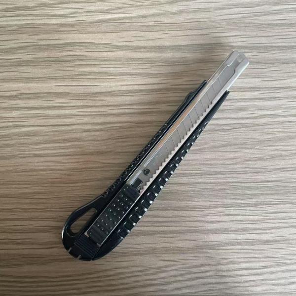 Black Knife Body And Red Tail With Snap-off Blade Type Made Of SK2 Steel