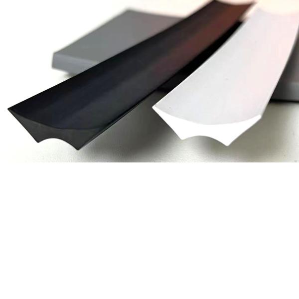 O processo de extrusão cria um bom acabamento visual no filé de vinil flexível para pisos