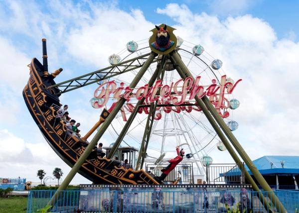 Outdoor Thrilling Swinging Pirate Ship Ride , FRP Material Pirate Ship Attraction