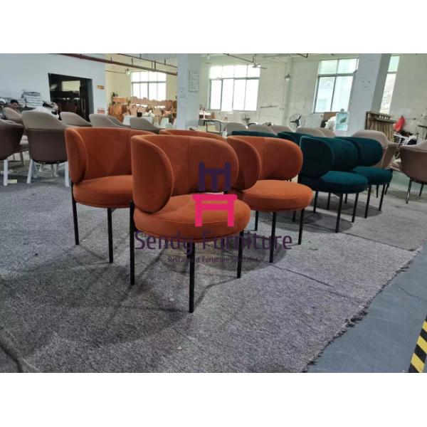 Красным кресло обитое бархатом с черной покрашенной рамкой металла