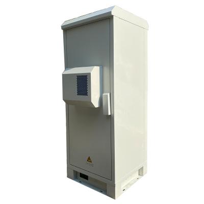 assoalho da parede do dobro 42U que está o armário exterior das telecomunicações