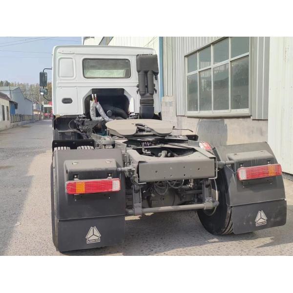 Движение правой рукой Sinotruk тракторный грузовик 6*4 Белый цвет 6800*2496*2950 мм Сиденья ≤5