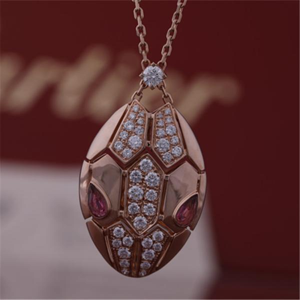 Римское ожерелье Serpenti в 18 kt подняло золото установило с глазами rubellite и с диамантами pavé на голове