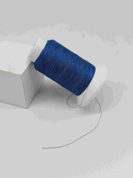 Costurando o fio para confecção de malhas da linha reflexiva clara azul usado no t-shirt Logo Clothing