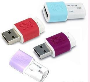 Movimentações marcadas do flash de USB para o descolamento MINI