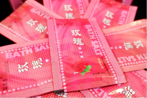 Exfoliating Dead Sea Salt Soak With Rose Himalayan Clear The Skin Surface Keratin